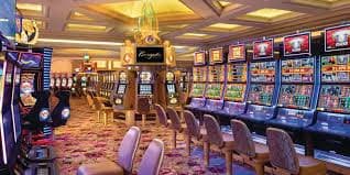 Antarmuka aplikasi mobile vitality menampilkan meja dealer langsung roulette dan opsi taruhan bola Liga 1